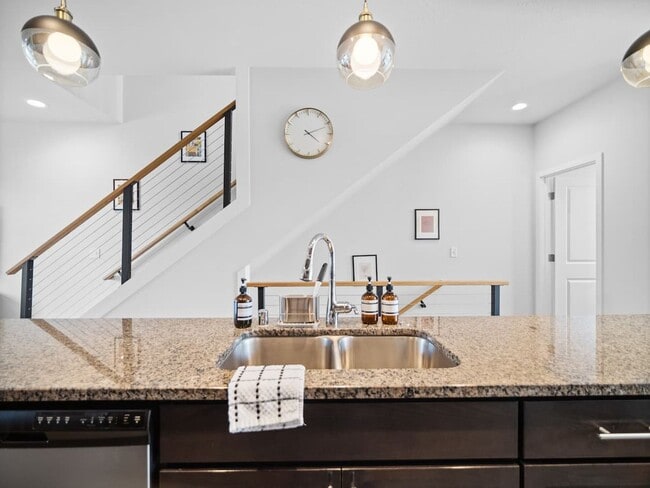 Building Photo - Beautiful Townhouse In Spokanes Kendall ya...