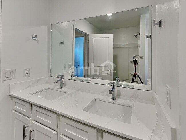 Building Photo - 6530 E Paseo Baranda