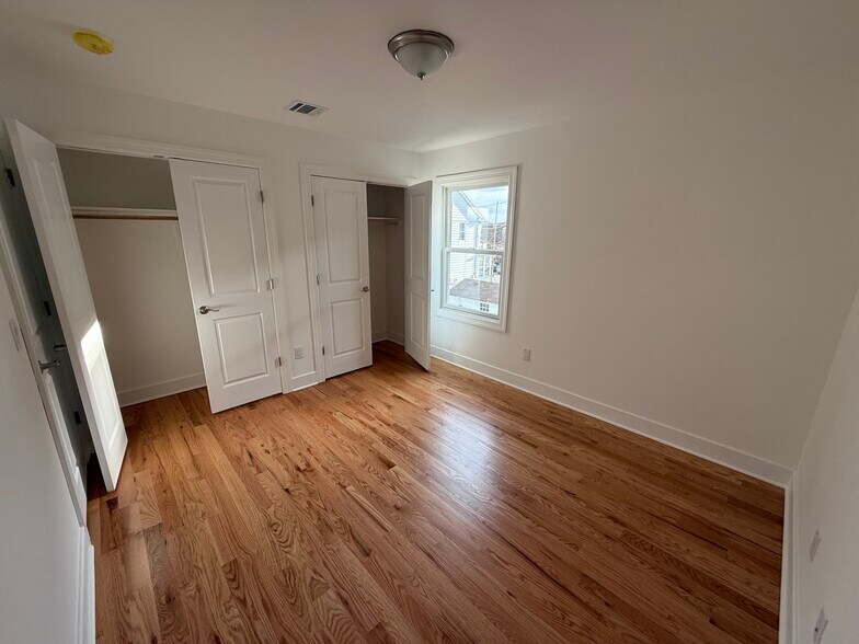 Building Photo - 370 Semel Ave