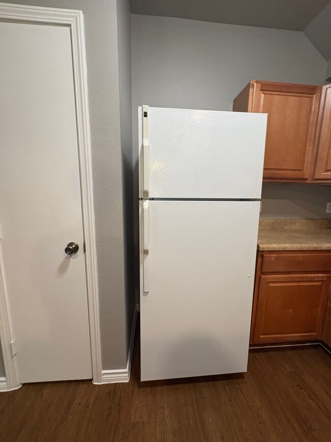 Building Photo - Newly Renovated Town-home