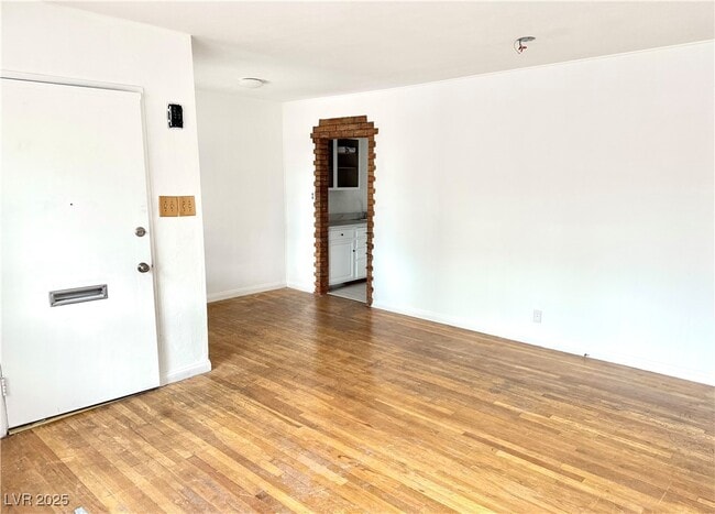 Building Photo - 1425 Bracken Ave