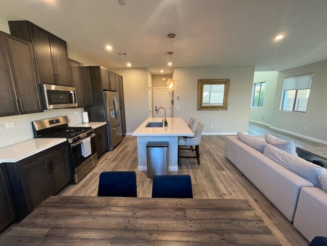 Building Photo - Beautiful 3 Bedroom Townhome in the Southw...