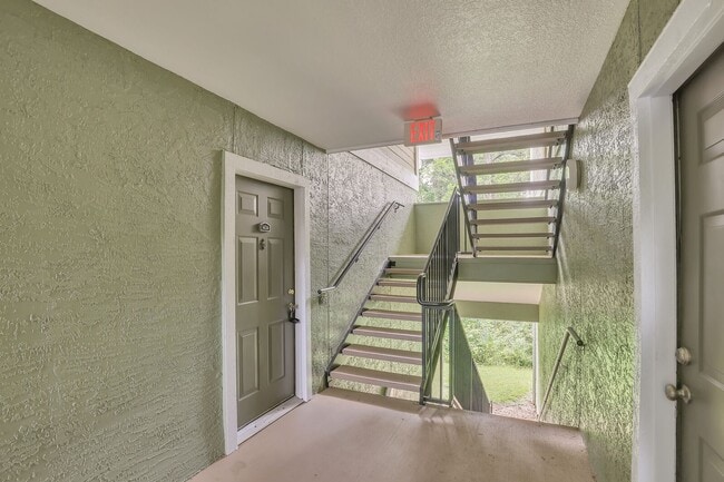 Building Photo - 1 bedroom/ 1 bathroom with one car garage ...
