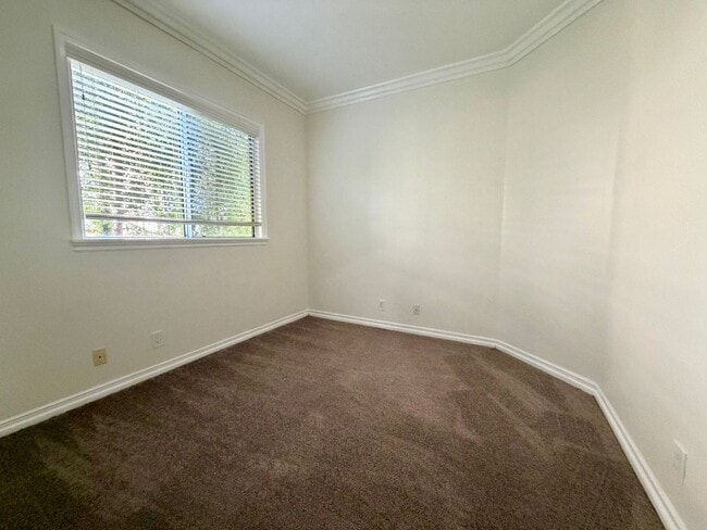 Building Photo - 3 be 2 bath Beautifully Updated Home in Gated Community