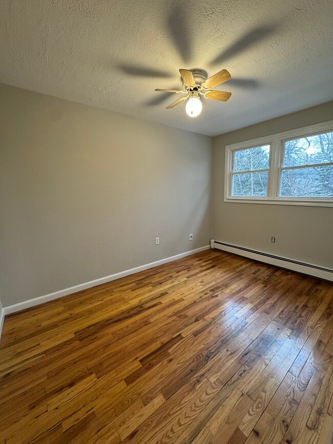 Building Photo - 144 E Main St