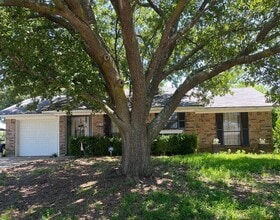 Building Photo - Golden Meadows - 3BD/2BA