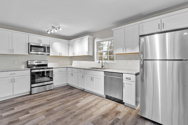 Building Photo - ** COMING SOON ** Charming, updated single family home!