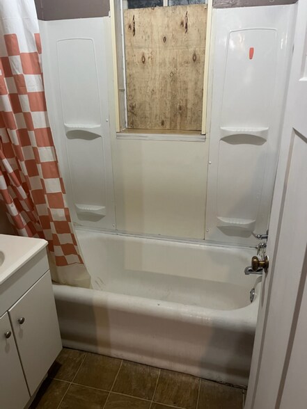 Building Photo - 815 Bloor Ave