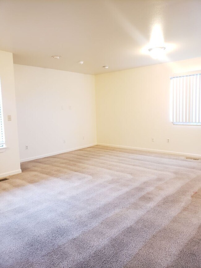 Building Photo - 909 Gellatly Ave