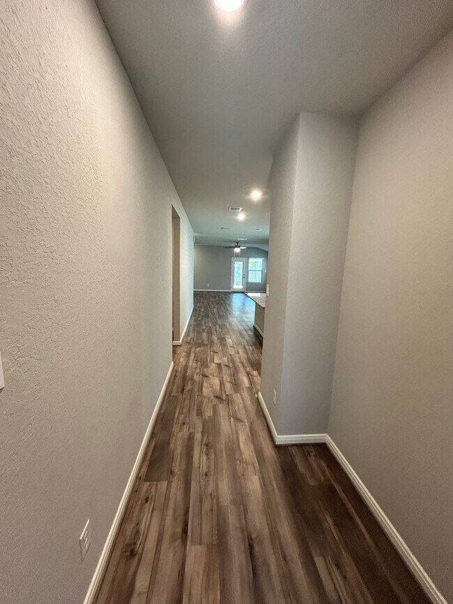 Building Photo - Contemporary 4-bedroom, 3-bathroom
