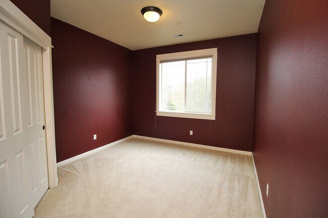 Building Photo - Alluring 4 Bedroom, 2.5 Bathroom Modern ho...