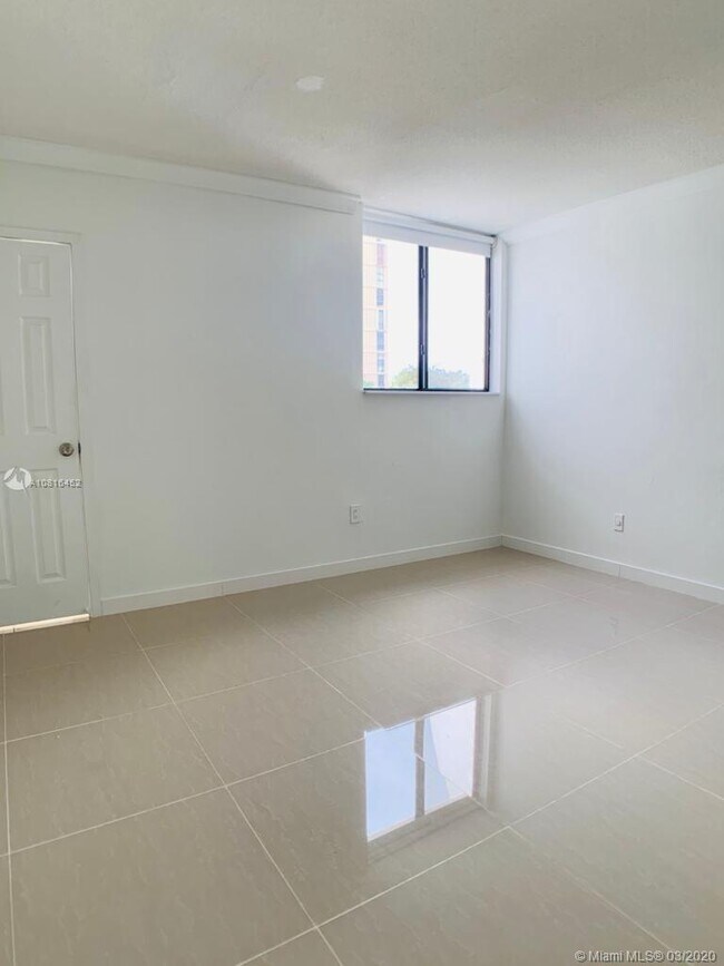 Building Photo - 2345 NE 135th St