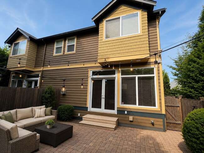 Building Photo - Queen Anne Townhome