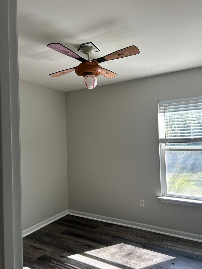 Building Photo - 404 Tailfeather Dr