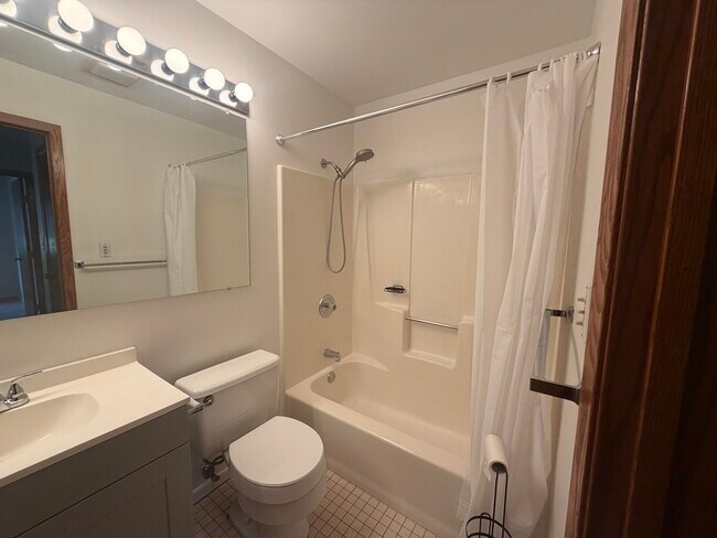 Building Photo - 1501 N Milwaukee Ave