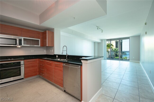 Building Photo - 3000 Oasis Grand Blvd