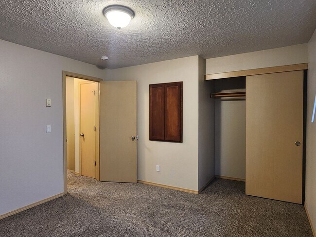 Building Photo - HALF  OFF  1ST  FULL  MONTH'S  RENT   Pet-friendly Townhouse Near Parks and Downtown Newberg