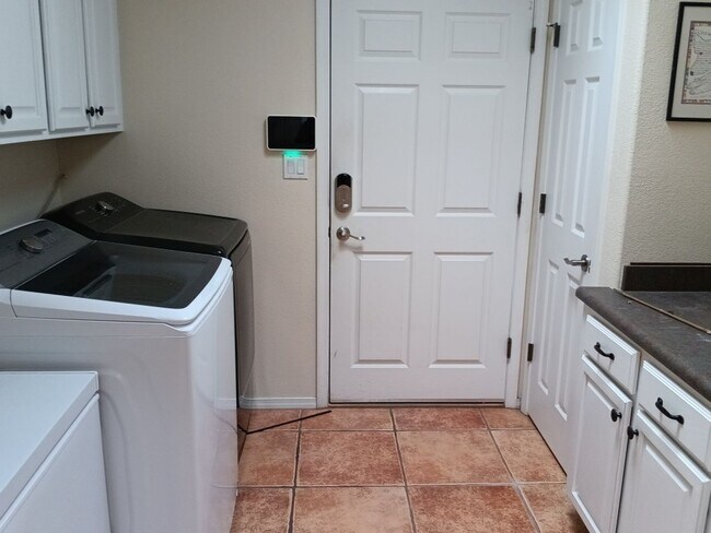 Building Photo - 3 Bedroom, 2 Bathroom Home! Schedule a Sho...