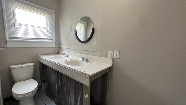 Building Photo - 357 Fox St SW