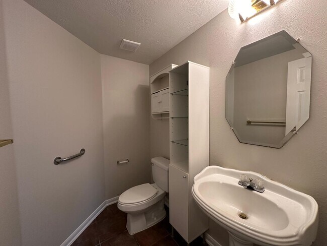 Building Photo - 9210 Memorial Grove Dr