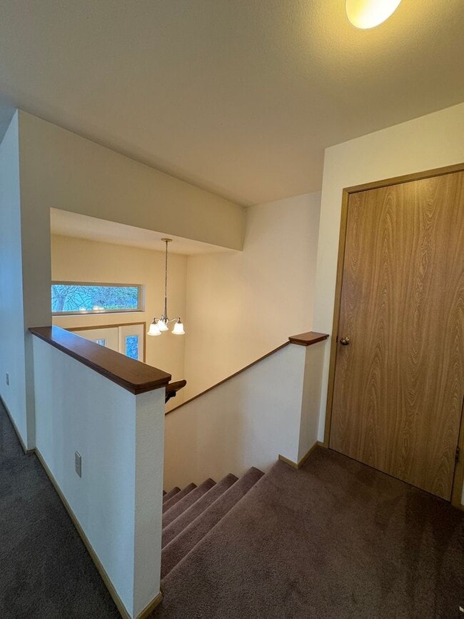 Building Photo - Renovated 3 BR Townhouse