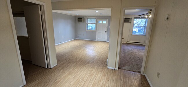 Building Photo - 142 E Maple St