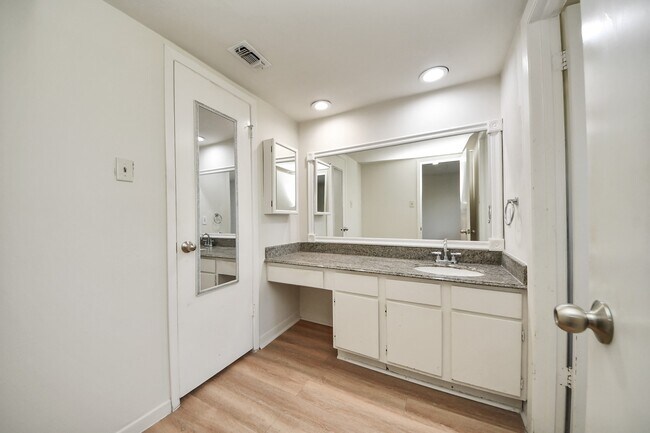 Building Photo - 1059 Country Pl Dr