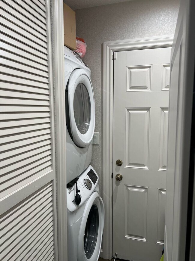 Building Photo - SAN JOSE - Remodeled Spacious One Bedroom