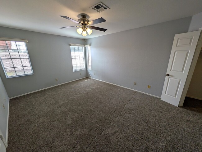 Building Photo - 3 Bedroom Patio Home in Joshua Village Nea...