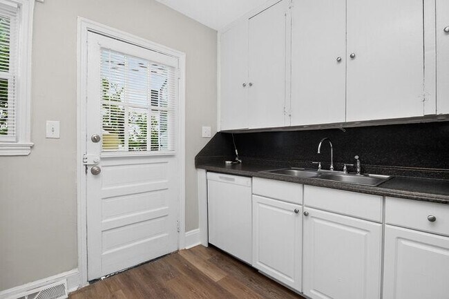 Building Photo - Charming 2BD/1BA Brick Duplex in NoDa!