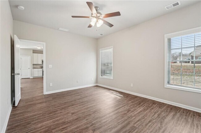 Building Photo - 516 College Dr