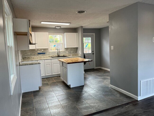 Building Photo - 1503 Edendale Rd
