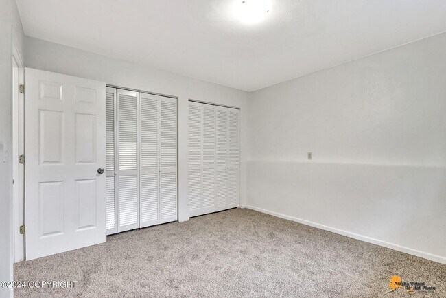 Building Photo - The Single-Family Alternative: 4BD/2BA Triplex Unit with Modern Comforts