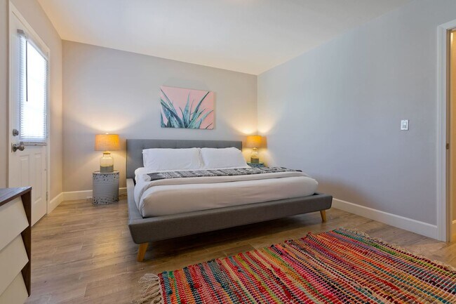 Building Photo - Modern home w Private Pool, Spa, Pets Welc...