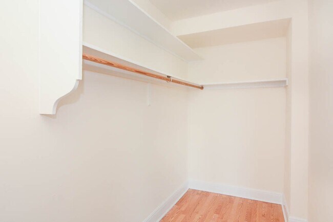 Building Photo - 3335 W Diversey Ave