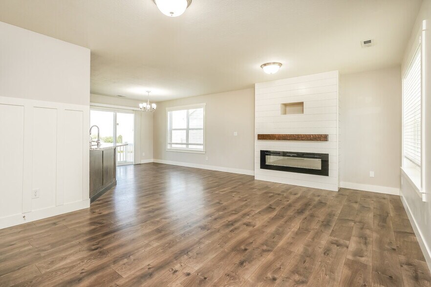 Building Photo - 4711 S W Pk Dr