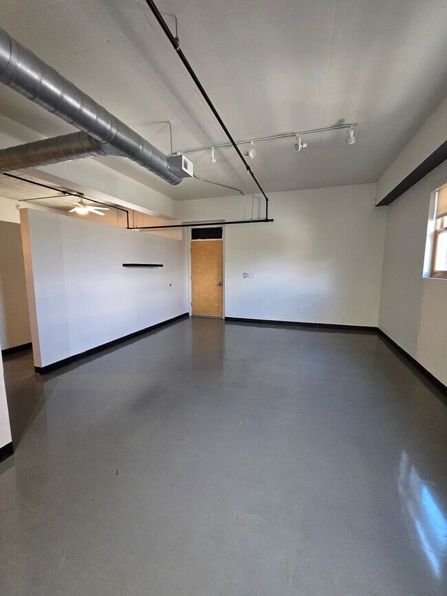 Building Photo - Beautiful 2BR , 2BA 2nd floor loft in East...