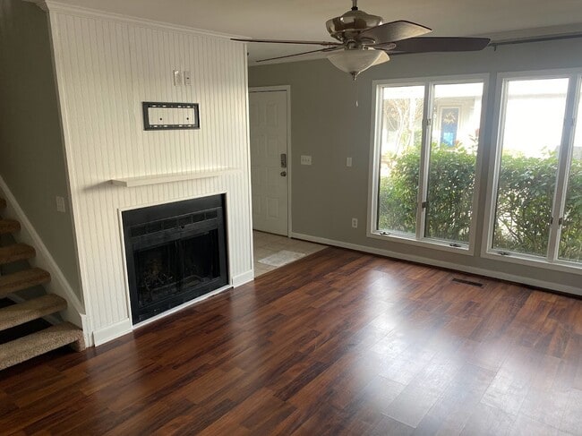 Building Photo - 304 75th Ave N