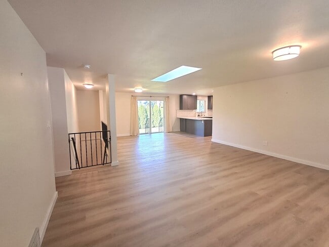 Building Photo - $2,595 - 4 Bed / 3 Bath Home with Fully Fe...