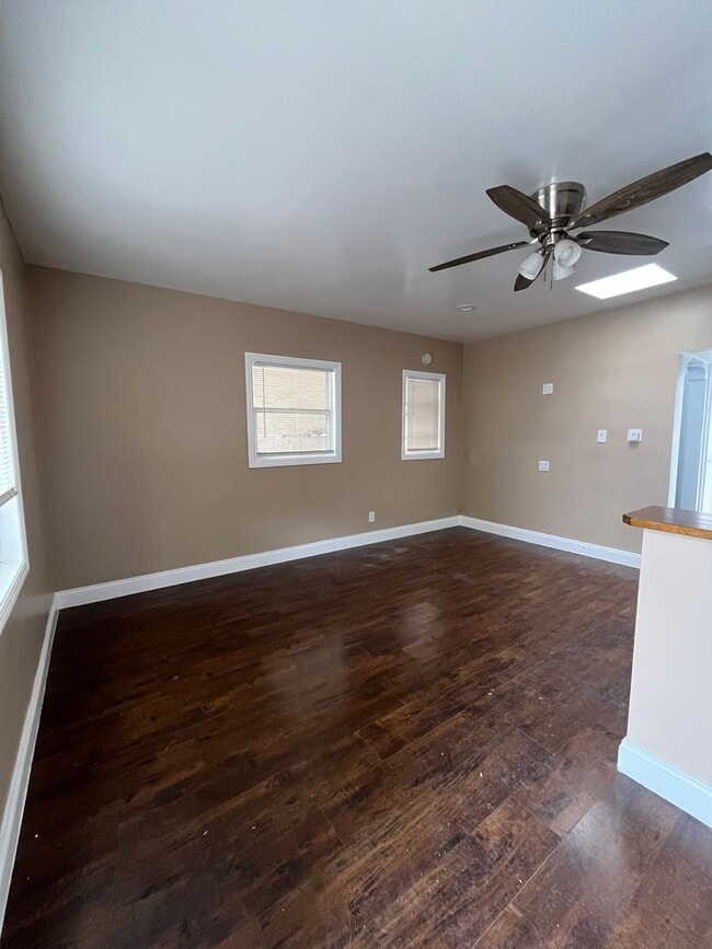 Building Photo - 3 Bedroom 1.5 Bath Back house