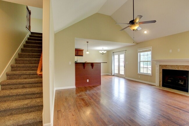 Building Photo - Sweet 3 bed 2 bath clost to post and I-24.