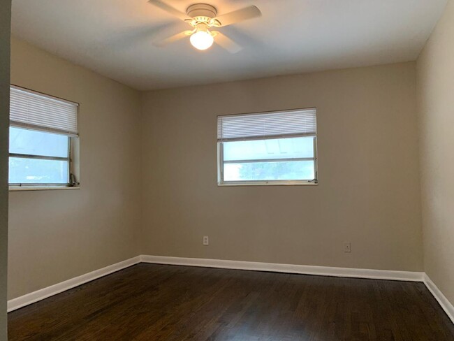 Building Photo - 4 Bedroom 2 Bath Spacious Home