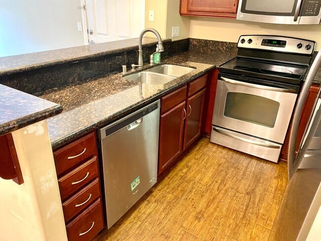 Building Photo - AVAILABLE JUNE 1st! CENTRALLY LOCATED 3BD/...