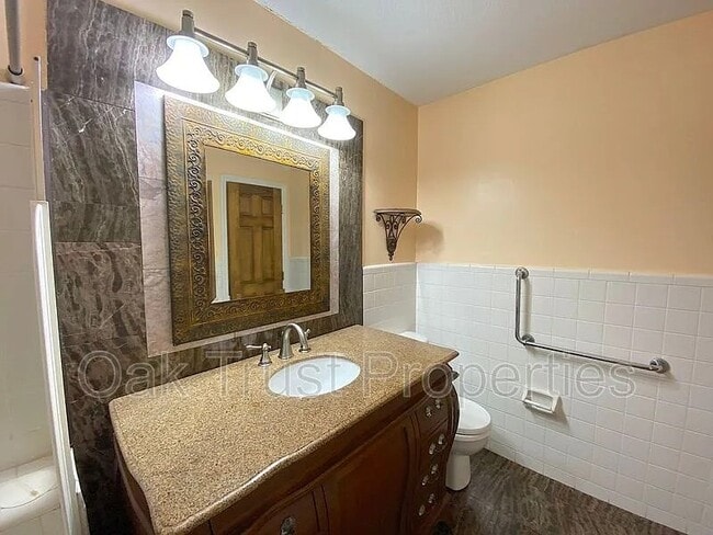 Building Photo - 1914 Capri Dr