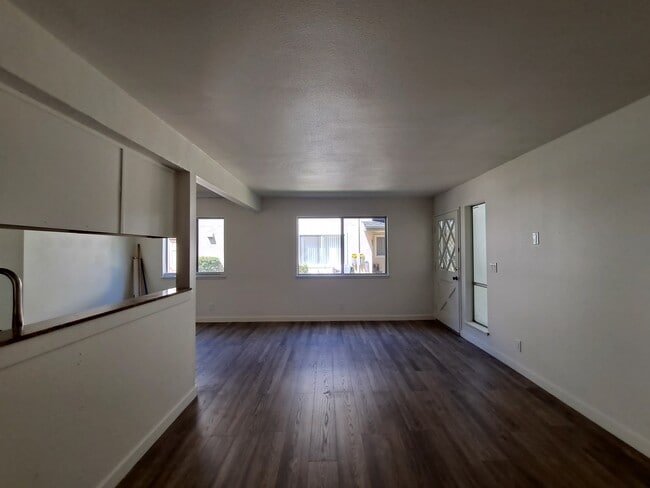 Building Photo - 2635 Sextant Ave