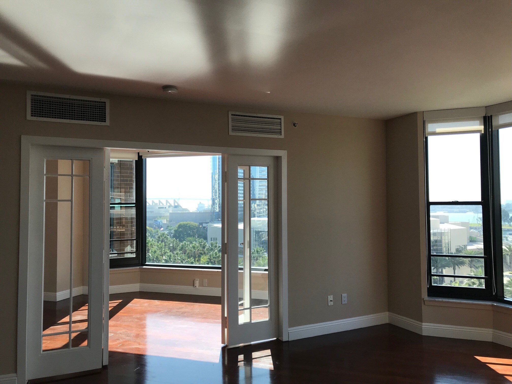 Living Room - 500 W Harbor Dr