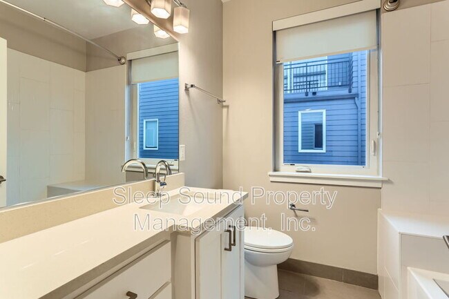 Building Photo - 1030 N Ainsworth St