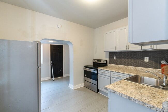 Building Photo - Newly rehabbed 3 bedroom 1.5 bath unit