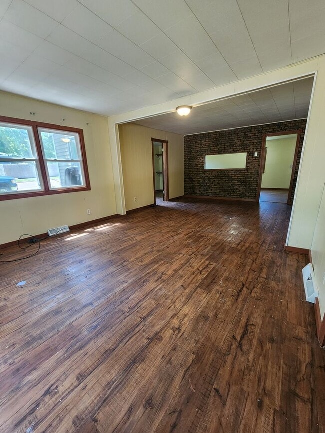 Building Photo - 4 bedroom 1 bath on corner lot