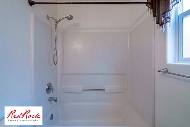 Building Photo - Dog Friendly - 3 Bedroom, 2 Bathroom Prope...